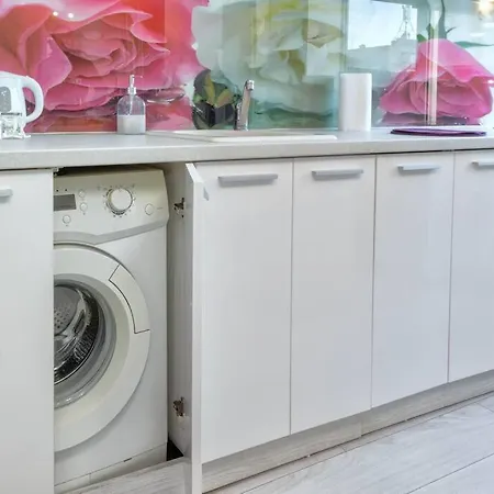 Sunny 2-bedroom Maisonette & Parking Apartment *