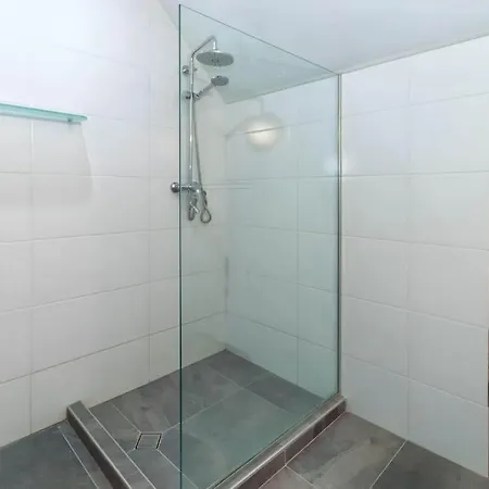 Apartment Sunny 2-bedroom Maisonette & Parking